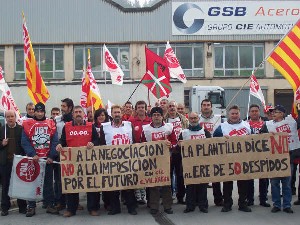 Un grup de treballadors de Vilanova es van manifestar a les portes de la seu central de Cie Automitive (Guipúscoa).UGT