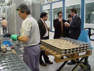 El conseller i l'alcalde, durant la visita a les instal.lacions de Mahle a Vilanova.