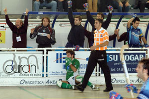 Pablito Martín autor del primer gol de Vilanova es lamenta al terra davant l'alegria de la banqueta pel segon gol del Vilafranca. fdg/carles castro