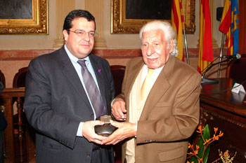 Ignasi Elena fa entrega de la medalla de la Ciutat a Salvador Masana. fdg/miquel vall