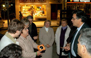 Jordi Baijet parlant amb uns veins de la zona en l'estrena de la zona taronja. fdg/rita lamsdorff