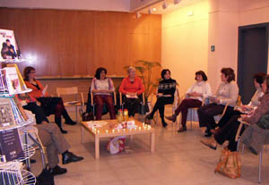Imatge de la tertúlia a la biblioteca Manuel de Pedrolo de Ribes.