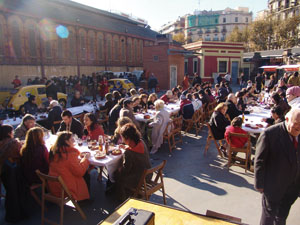 Xatonada popular al mercat de Sant Antoni a la presentació de la Ruta del Xató