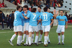 Els jugadors del Vilanova, celebrant el segon gol que donava el triomf al seu equip. fdg/miquel vall