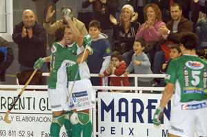 Roger Boira i Pablito Martin celebrant un dels gols del Vilanova. fdg/carles castro