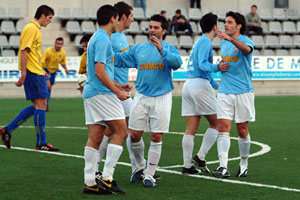 Els jugadors del Vilanova celebrant el primer gol obra de Triguero. fdg/miquel vall