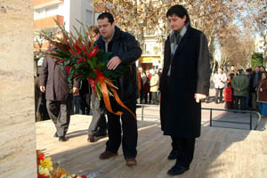Els regidors de l'Ajuntament de Vilanova a l'ofrena al president Macià. fdg/miquel vall