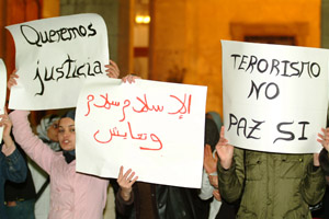 Algunes de les pancartes que es van veure a la concentració. fdg/carles castro