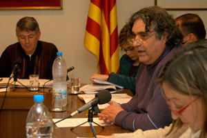 Josep Marcillas escolta les critiques que Joan Albet li feia per la seva decisió. fdg/rita lamsdorff