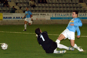 Toni Perèz fa el gol de la victoria del Vilanova davant el Palafrugell. fdg/miquel vall