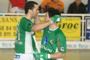 Edo felicita a Joan Grassas desprès del segon gol d'aquest jugador del Vilanova. fdg/c. castro