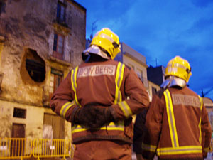 Els bombers davant el forat de la façana de la casa. fdg/ c. castro