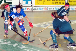 La jugadora Panxa intenta desfer-se de tres jugadores del Bigues i Riells. fdg/ c. castro