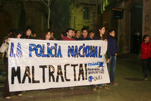 Els joves mostren una pancarta a les portes de la comissaria de la Policia Nacional de Vilanova. FdG/Carles Castro