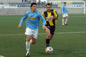 Alquezar intenta escapar-se de Luismi amb la samarreta del Mataró. fdg/miquel vall