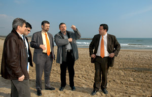 El conseller Milà amb Jordi Valls, Joan Ignasi Elena i tecnics municipals a la platja Llarga. fdg/rita lamsdorff