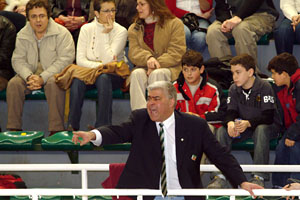 L'entrenador portuguès Jose Querido a la banqueta del Patí Vilanova. fdg/ c. castro