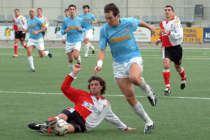 Sellarés intenta fer-se un forat davant la defensa del Rubí. fdg/miquel vall