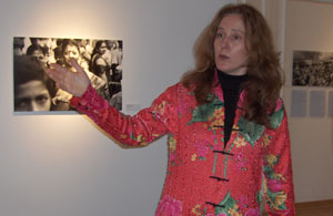 Géraldine Langlois davant d'alguna de les seves fotografies.