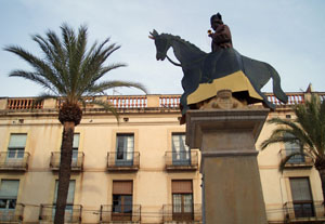 El Carnaval ja es aqui i el primer disfressat es l'escultura del patrici Ventosa a la plaça de la Vila de Vilanova. fdg/carles castro