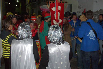 Poques disfresses van acompanyar el Vidalot pels carrers de Vilanova. fdg/ c. castro