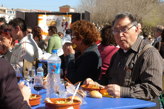 Prop de 1000 racions de xató es van poder degustar a la Xatonada Popular de Canyelles. fdg/ rita lamsdorff