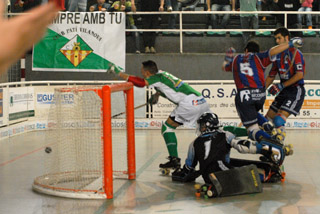 Roger Boira es desfà de Mellado i fa el primer gol del Patí. fdg/ c. castro