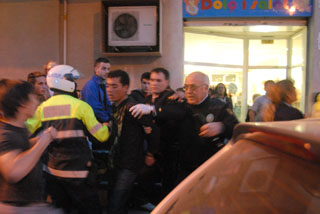 Un dels amics del jove apunyalat ha colpejat a l'agressor després que la policia el detingués. FdG/Carles Castro