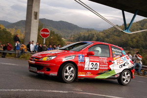 Jordi Martínez i Albert Garduño en ple tram cronometrat a l'últim ral·li on van aconseguir la victòria del Campionat 2005. foto/david palmero