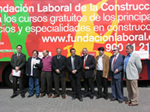 Fotografia de grup al davant del bús mòbil