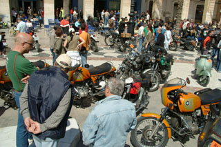 Arribada de les motos a la plaça de la Vila desprès de fer el recorregut. fdg/miquel vall