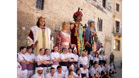 Les dues parelles davant del museu del vi