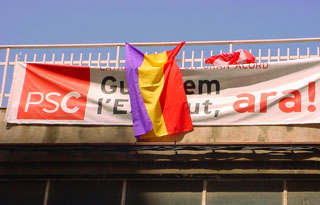 La bandera tricolor al local del PSC de Vilanova