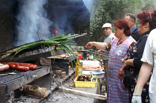 Molts es van aventurar a pasar el dia de Pasqua al picnic de la Masia Cabanyes. fdg/ marcel fabra