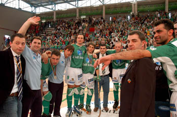 La majoria dels jugadors i tecnics que ens han portat a Vilanova la final de la Copa CERS. fdg /rita lamsdorff