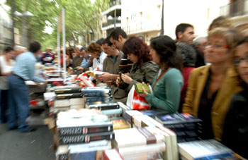 Molts ciutadans han pogut aprofitar el diumenge per passejar entre llibres i roses. fdg/ rita lamsdorff