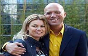 Angie Cárdenas y Alfons Arús son pareja en casa y en el trabajo. ¿A quién estará mirando la mujer?