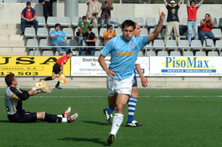 Santi Triguero celebrant el gol que donava els 3 punts als vilanovins. fdg/miquel vall