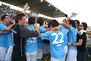 Eufòria dels jugadors vilanovins al final del partit. fdg/ miquel vall