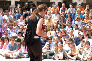 Les plaçes i carrers de Reus es van omplir per rebre el festival de circ. fdg/ c. castro