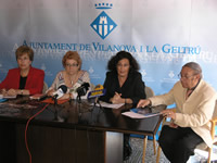 Les regidores Mercè Foradada i Soledad Fernández amb els membres de l'Aula d'Extensió Universitària, aquest matí. Solblau