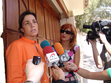 La filla de les víctimes de l'assalt, atenent els mitjans de comunicació a les portes del xalet. VD