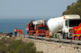 Les grues retiren el camió del lloc dels fets. fdg/ rita lamsdorff
