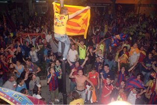 Els seguidors del Barça davant la Penya Barcelonista. fdg/miquel vall