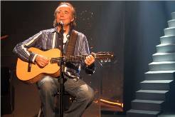 Serrat interpretando 