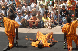 The Afro Jambo Acrobats en acció a la Geltrú. fdg/ c. castro
