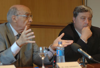 José Saramago en el decurs de la seva conferència