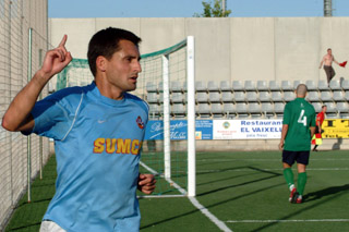 Santi Triguero autor dels 3 gols vilanovins celebra amb el públic del municipal un del seus gols. fdg/miquel vall