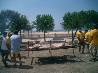 Moments de la cocció de la vedella al Parc de Ribes Roges. foto/maite gomà