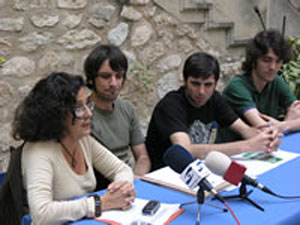La regidora de Cultura, Mercè Foradada, amb els membres de La Medusa.